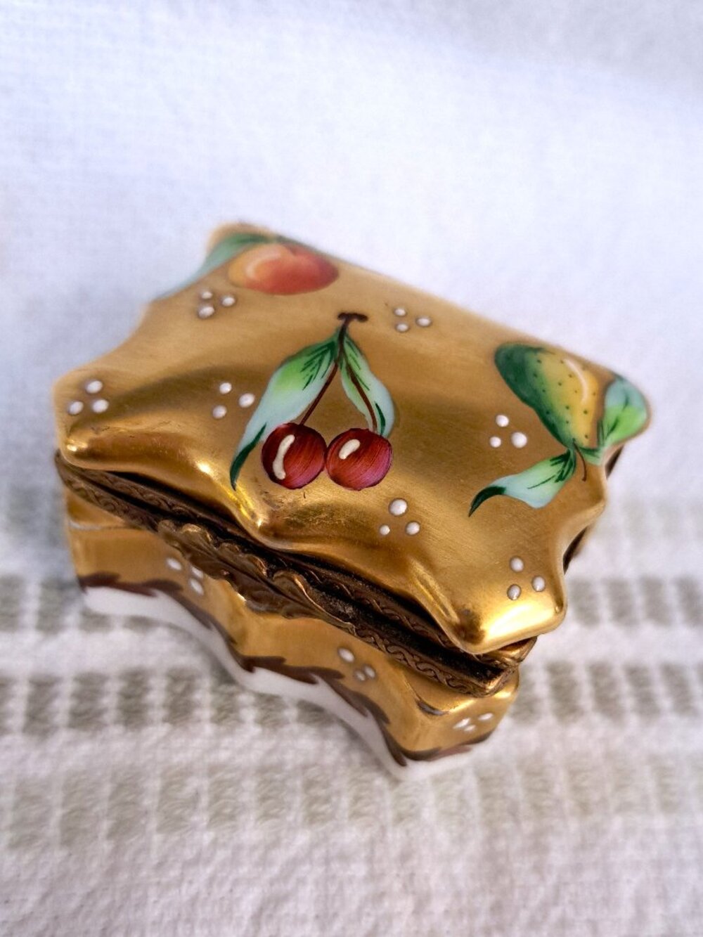 LIMOGES FRANCE TRINKET BOX SIGNED PEINT MAIN HAND PAINTED W CHERRIES DESIGN